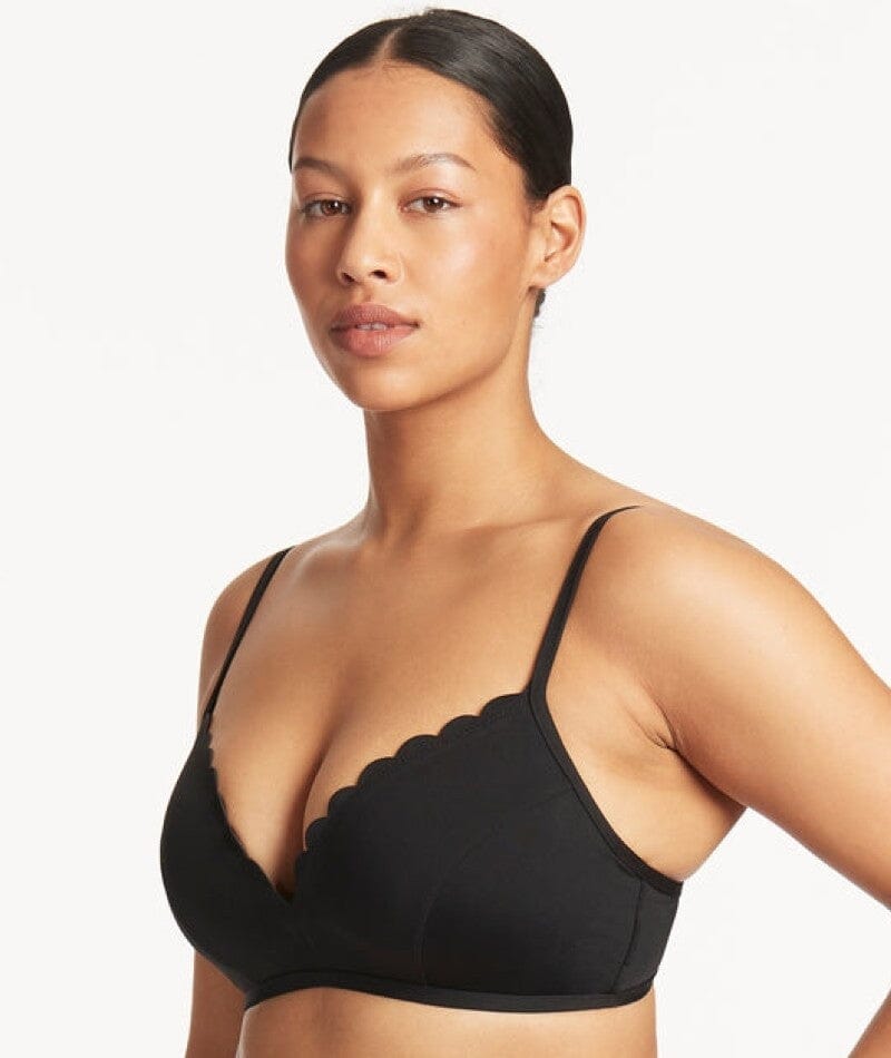 https://www.curvy.com.au/cdn/shop/files/sea-level-scallop-d-dd-moulded-cup-bralette-black-2_2048x.jpg?v=1700214910